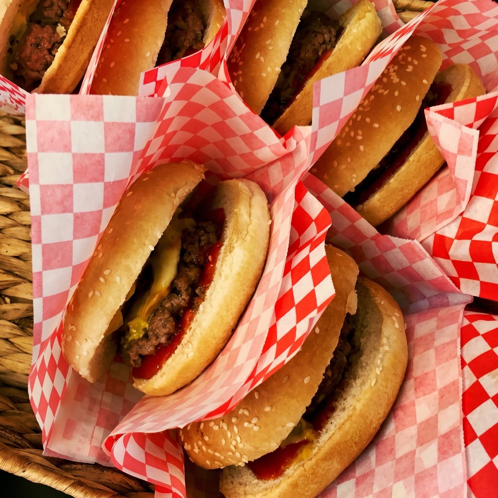 Mini-burgers en barquettes vichy rouge