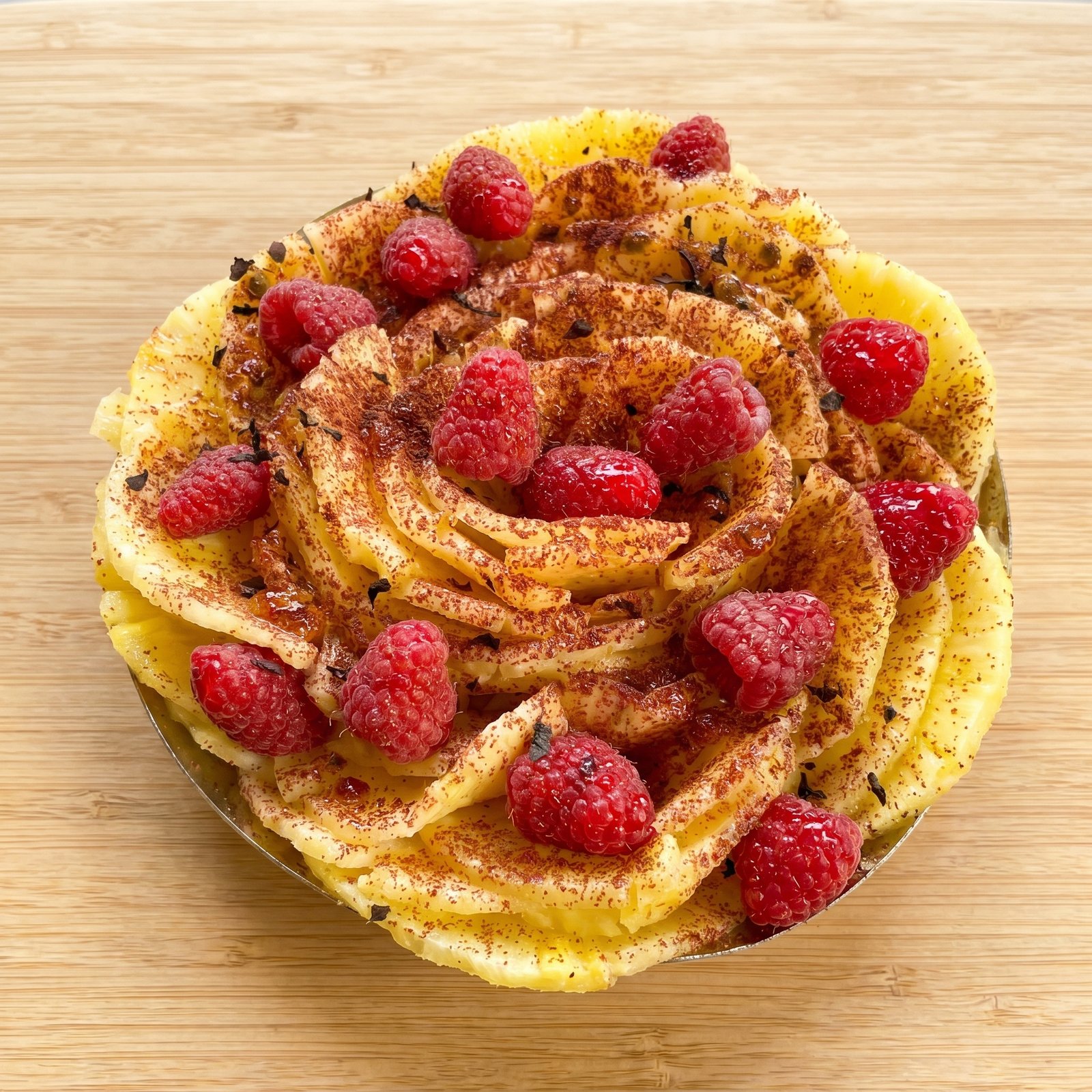 Carpaccio d'ananas, framboises et cacao râpé