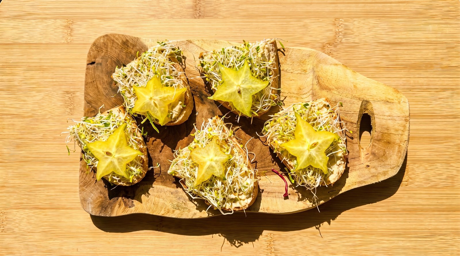 Tartines fromage frais alfalfa et carambole
