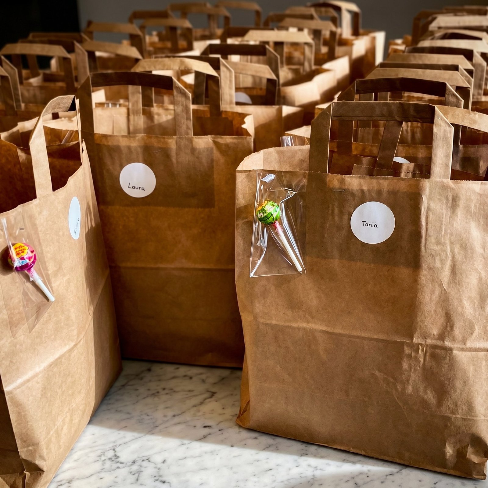 Sacs kraft nominatifs préparés pour le plateau