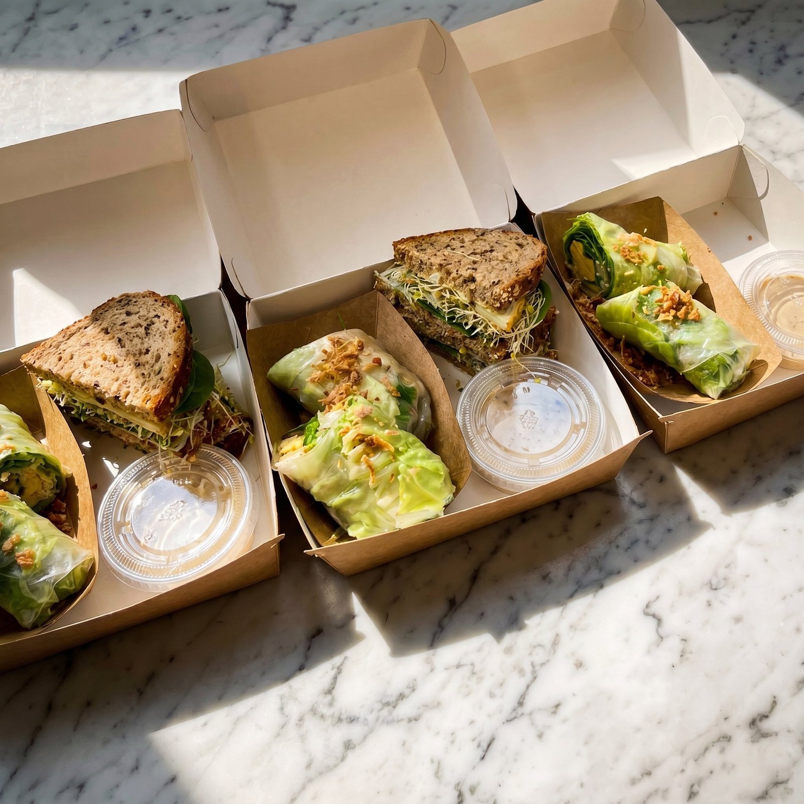 Trois lunch boxes salés en alignement